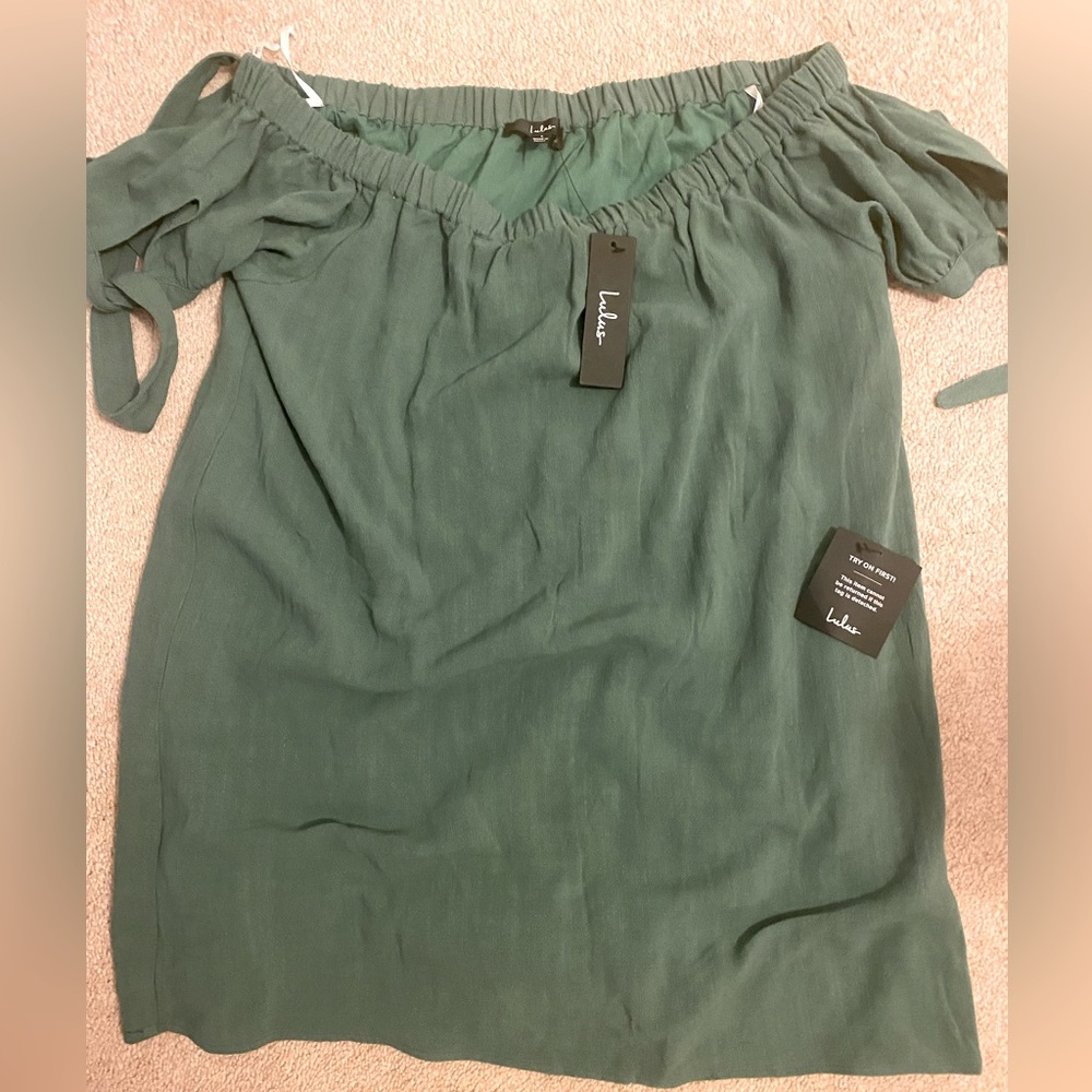 Lulu’s Green off the shoulder dress Large- with tags